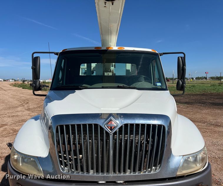 image for item DS3084 2010 International DuraStar 4300 bucket truck