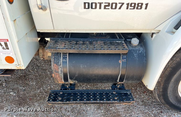 image for item DS3084 2010 International DuraStar 4300 bucket truck