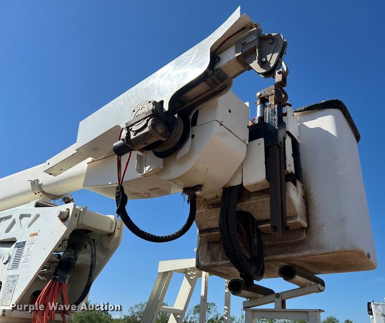 image for item DS3084 2010 International DuraStar 4300 bucket truck