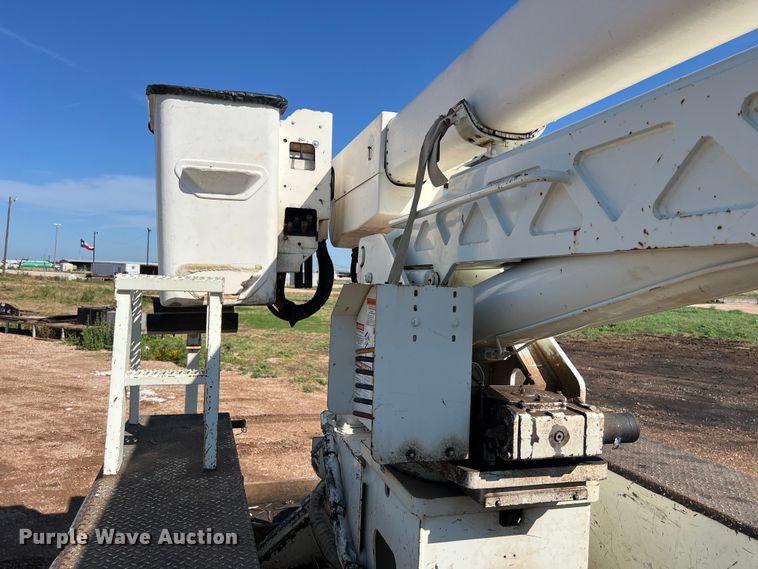 image for item DS3084 2010 International DuraStar 4300 bucket truck