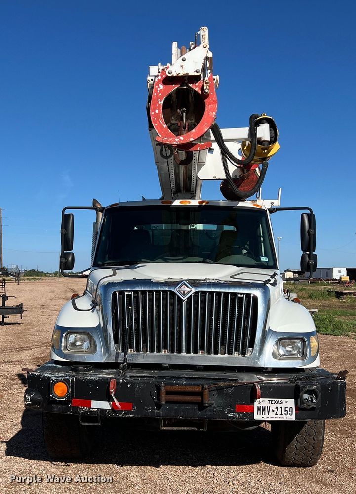 image for item DS3086 2006 International 7400 digger derrick truck