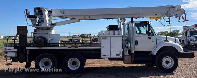 image for item DS3086 2006 International 7400 digger derrick truck