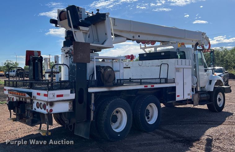 image for item DS3086 2006 International 7400 digger derrick truck