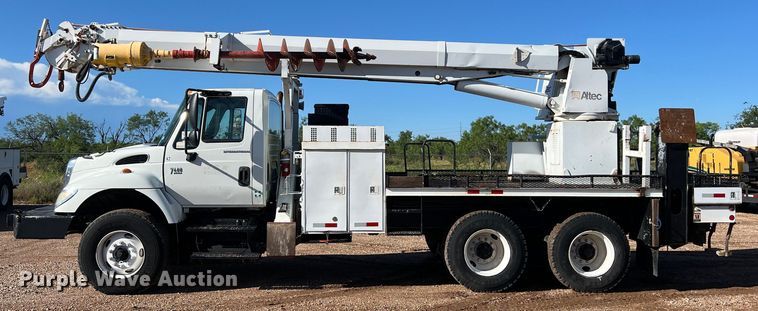 image for item DS3086 2006 International 7400 digger derrick truck