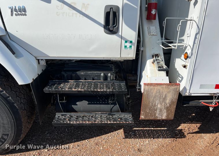 image for item DS3086 2006 International 7400 digger derrick truck