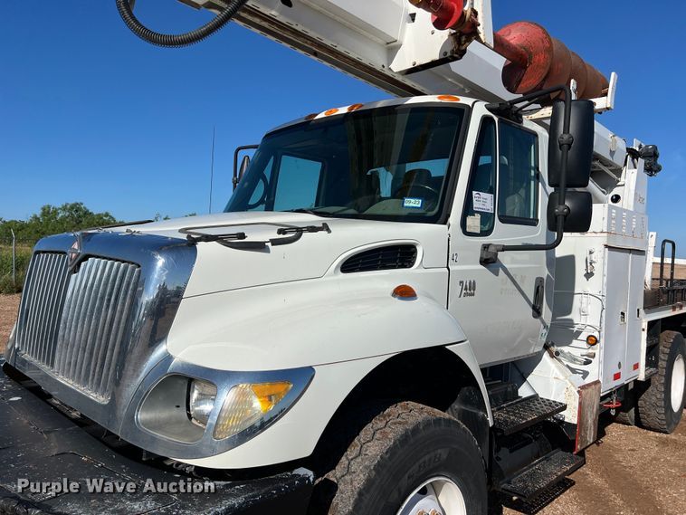 image for item DS3086 2006 International 7400 digger derrick truck
