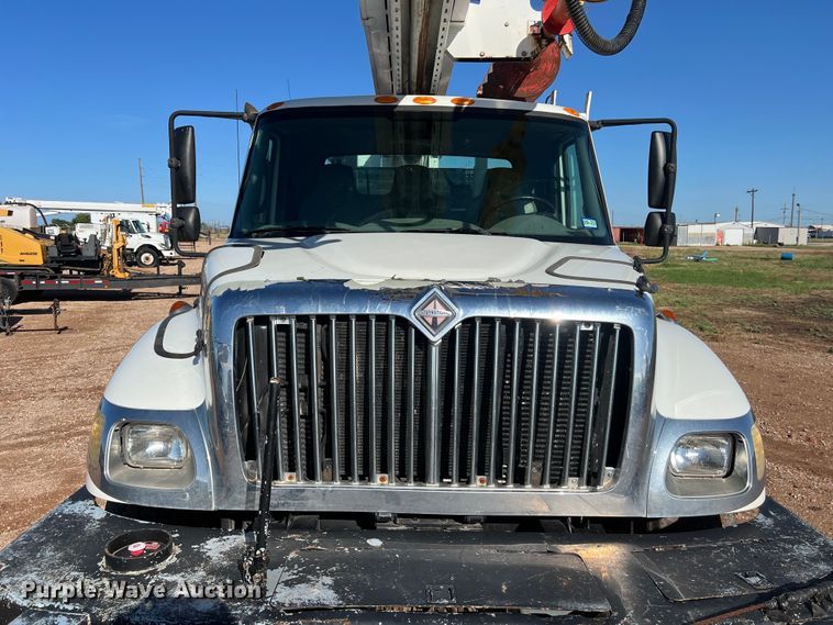 image for item DS3086 2006 International 7400 digger derrick truck