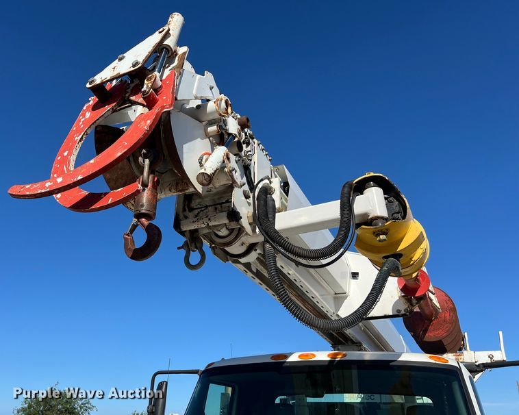 image for item DS3086 2006 International 7400 digger derrick truck