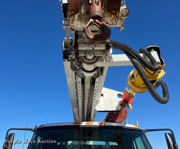 image for item DS3086 2006 International 7400 digger derrick truck