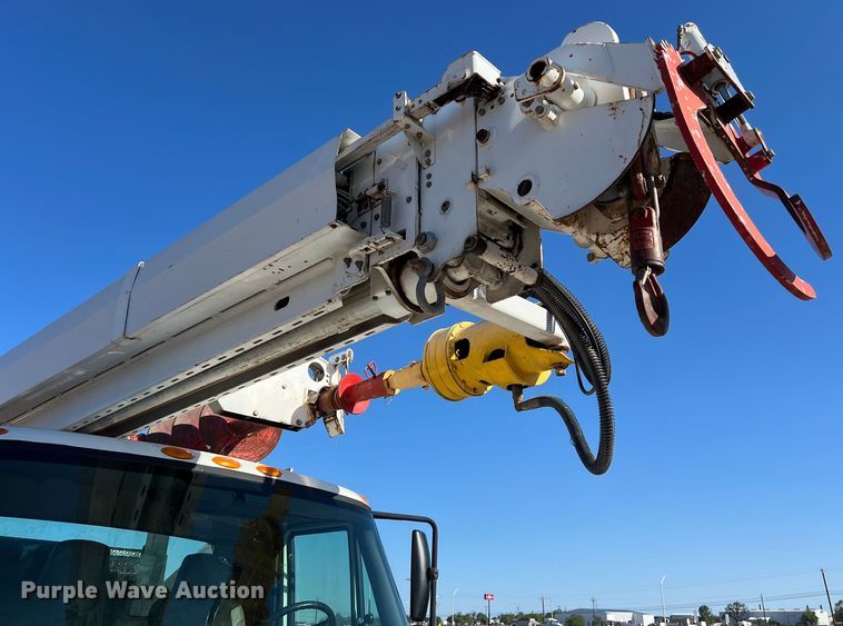 image for item DS3086 2006 International 7400 digger derrick truck