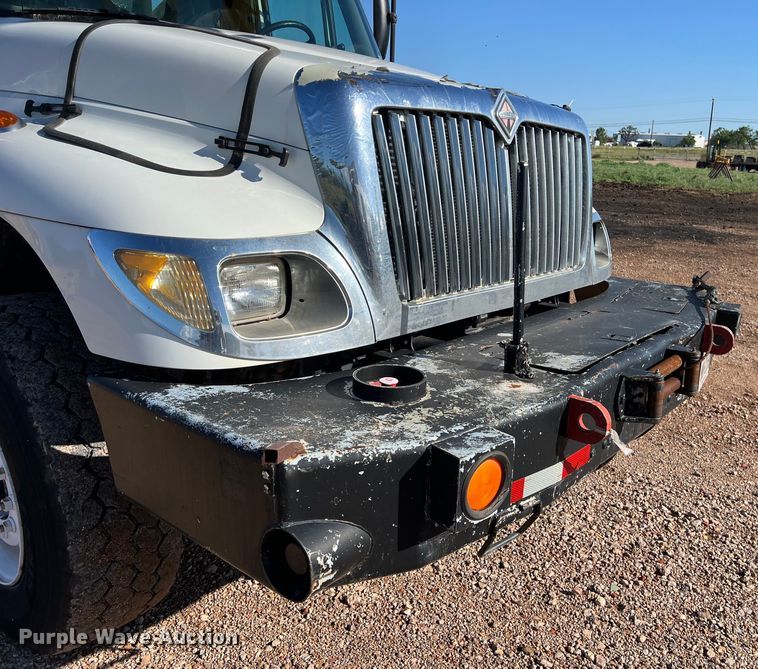 image for item DS3086 2006 International 7400 digger derrick truck