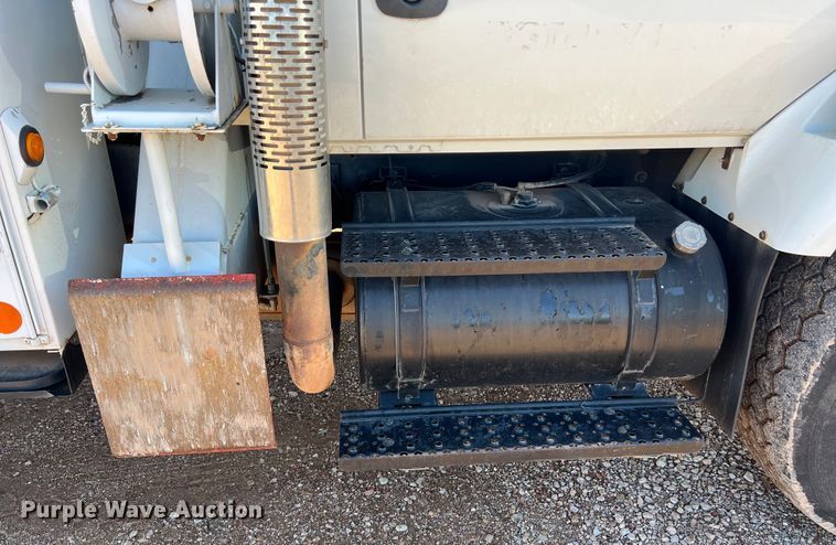 image for item DS3086 2006 International 7400 digger derrick truck