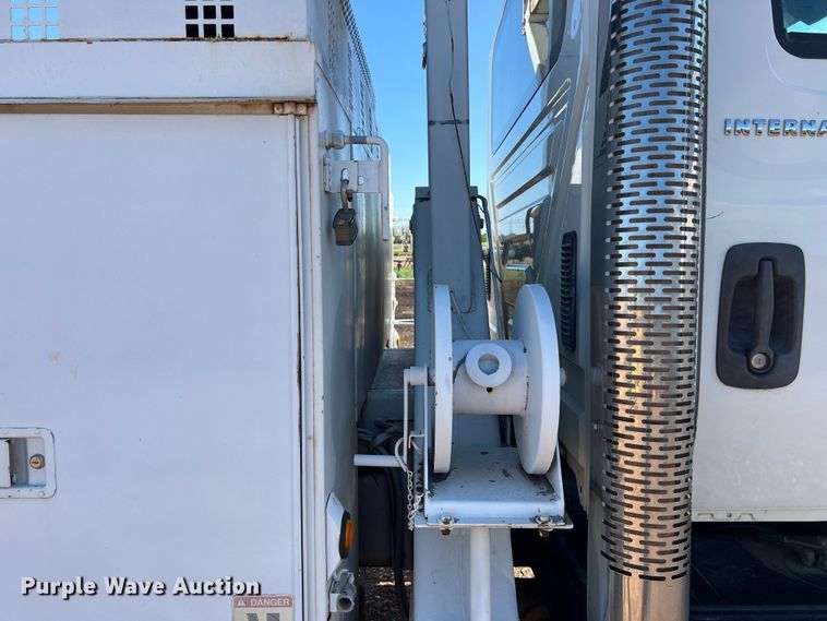 image for item DS3086 2006 International 7400 digger derrick truck