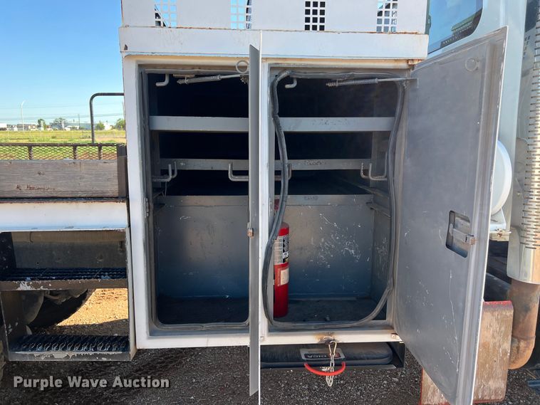 image for item DS3086 2006 International 7400 digger derrick truck