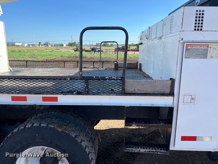 image for item DS3086 2006 International 7400 digger derrick truck