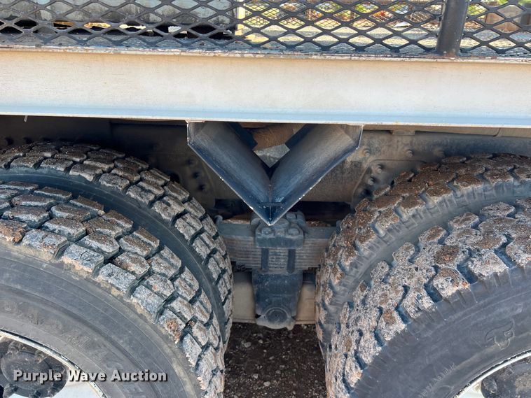 image for item DS3086 2006 International 7400 digger derrick truck