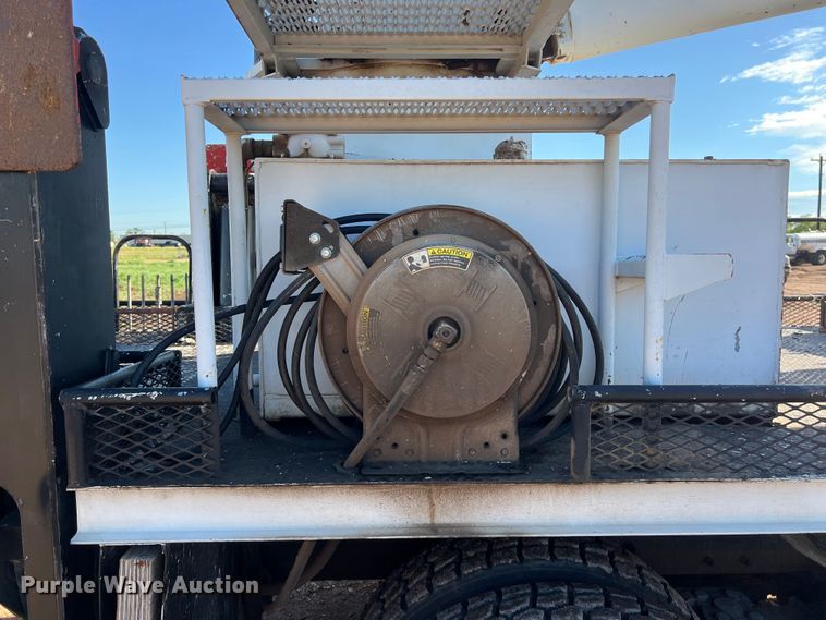 image for item DS3086 2006 International 7400 digger derrick truck