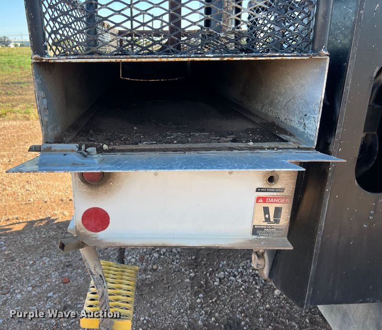 image for item DS3086 2006 International 7400 digger derrick truck