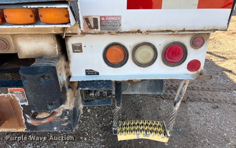 image for item DS3086 2006 International 7400 digger derrick truck