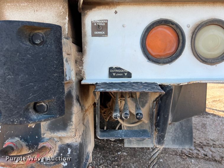 image for item DS3086 2006 International 7400 digger derrick truck