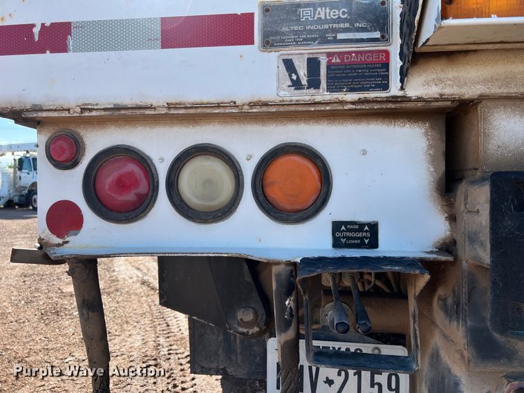 image for item DS3086 2006 International 7400 digger derrick truck