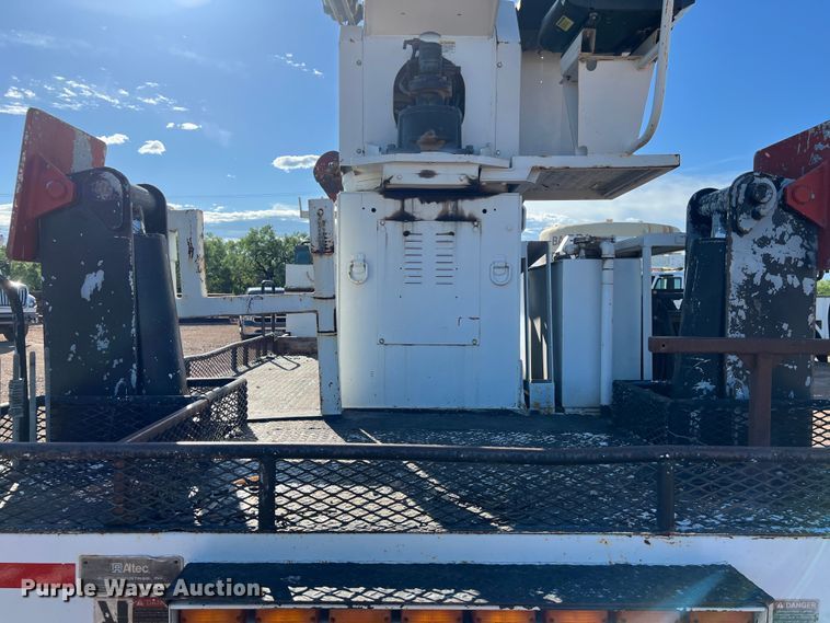 image for item DS3086 2006 International 7400 digger derrick truck