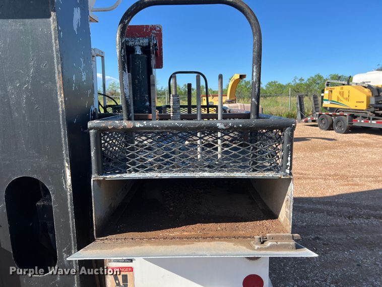 image for item DS3086 2006 International 7400 digger derrick truck