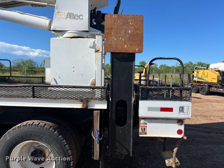 image for item DS3086 2006 International 7400 digger derrick truck