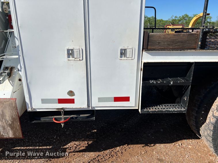 image for item DS3086 2006 International 7400 digger derrick truck