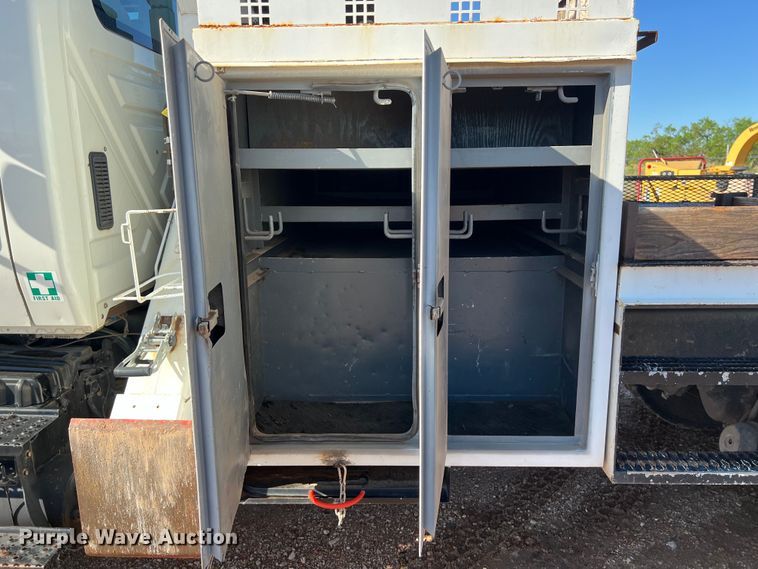 image for item DS3086 2006 International 7400 digger derrick truck