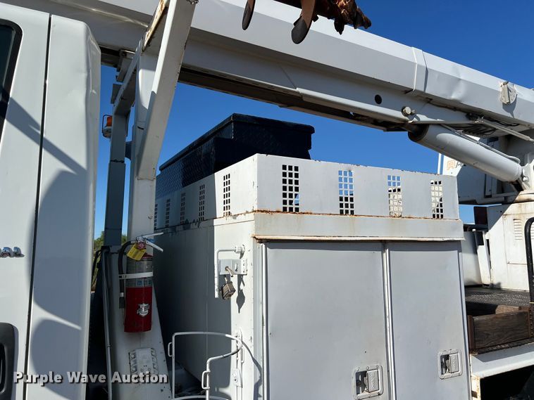 image for item DS3086 2006 International 7400 digger derrick truck