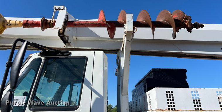 image for item DS3086 2006 International 7400 digger derrick truck