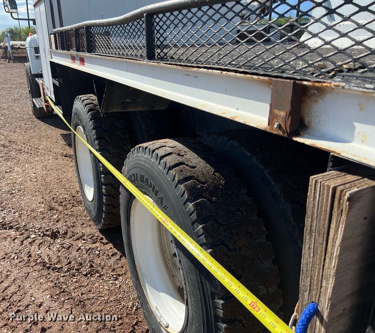 image for item DS3086 2006 International 7400 digger derrick truck