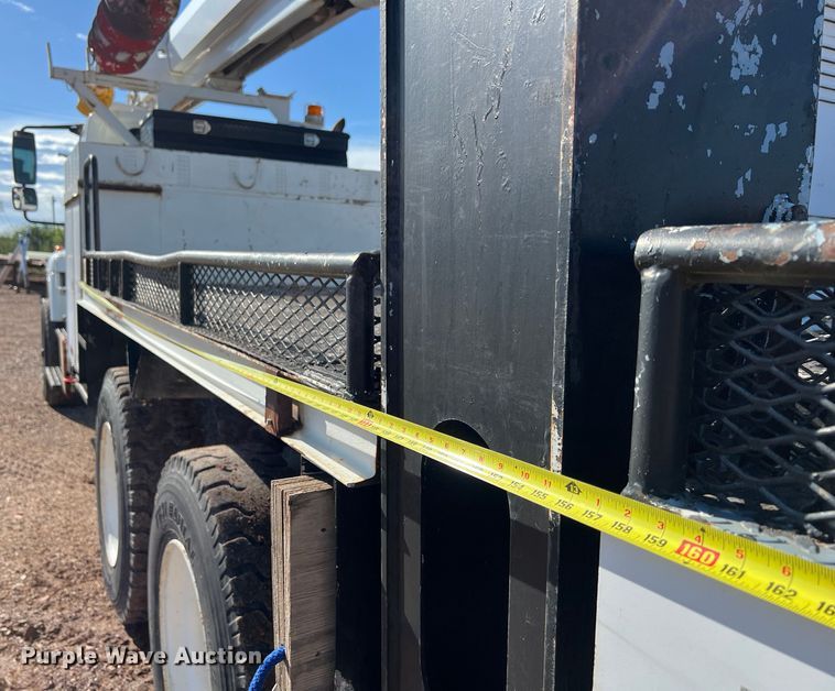 image for item DS3086 2006 International 7400 digger derrick truck