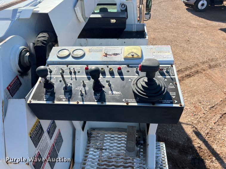 image for item DS3086 2006 International 7400 digger derrick truck