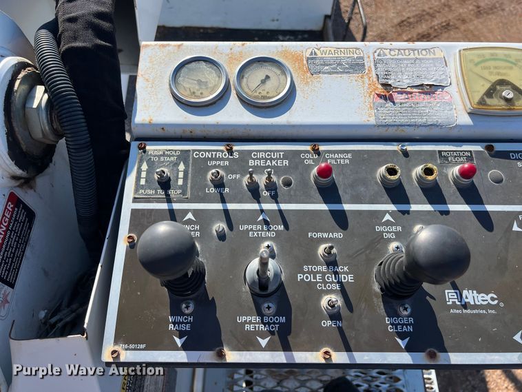 image for item DS3086 2006 International 7400 digger derrick truck