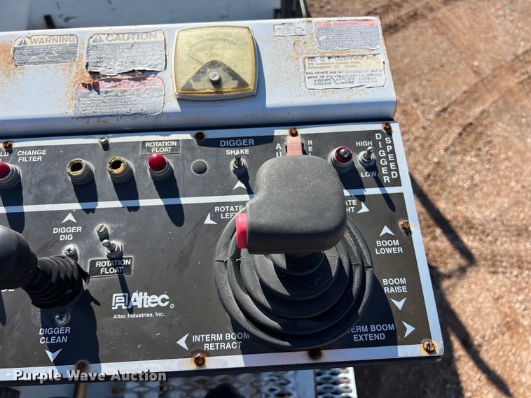 image for item DS3086 2006 International 7400 digger derrick truck