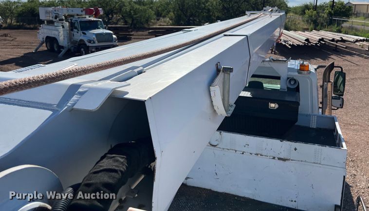 image for item DS3086 2006 International 7400 digger derrick truck