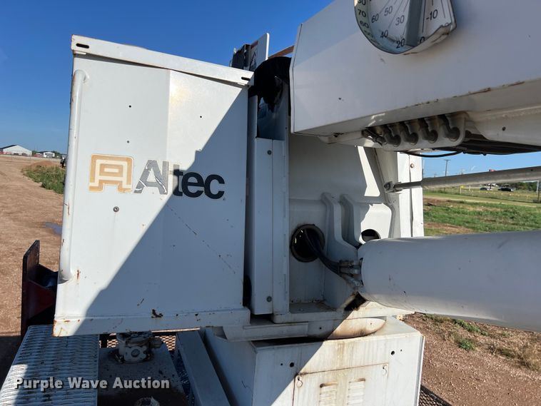 image for item DS3086 2006 International 7400 digger derrick truck