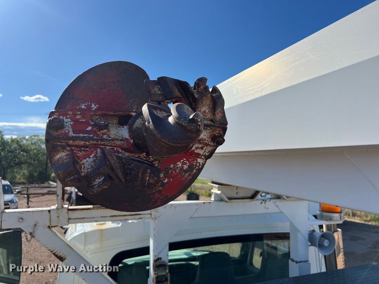 image for item DS3086 2006 International 7400 digger derrick truck