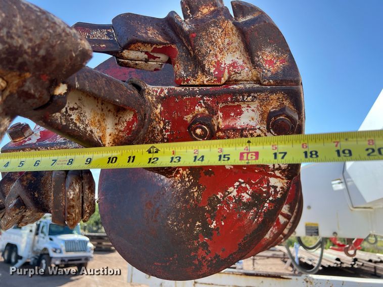 image for item DS3086 2006 International 7400 digger derrick truck