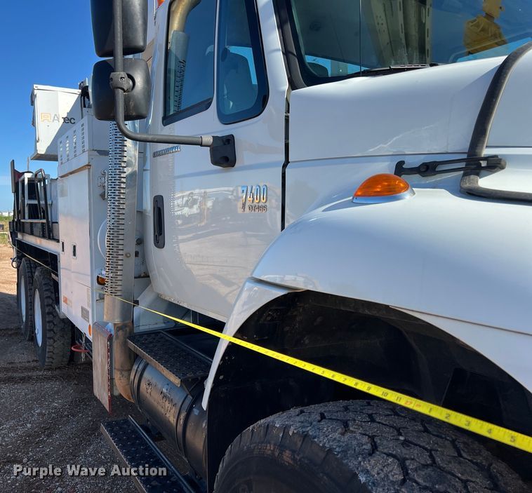 image for item DS3086 2006 International 7400 digger derrick truck