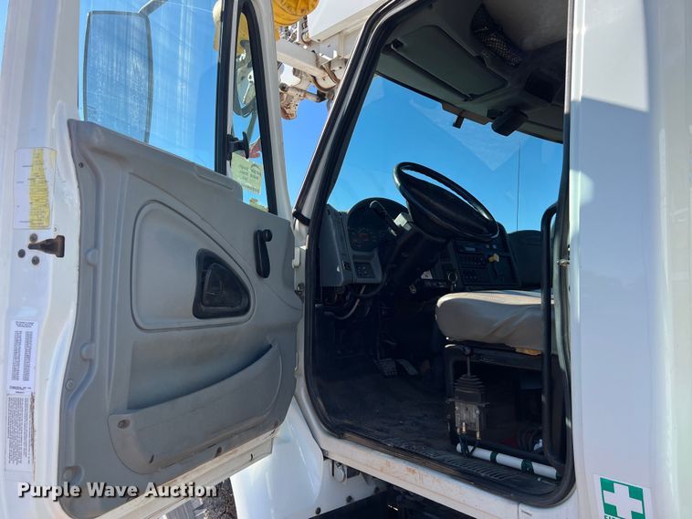 image for item DS3086 2006 International 7400 digger derrick truck