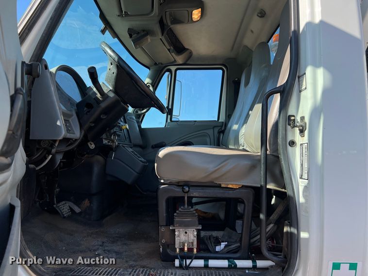 image for item DS3086 2006 International 7400 digger derrick truck