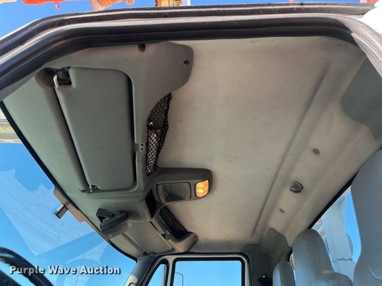 image for item DS3086 2006 International 7400 digger derrick truck