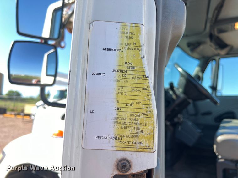 image for item DS3086 2006 International 7400 digger derrick truck