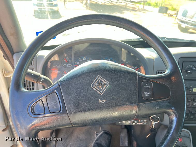 image for item DS3086 2006 International 7400 digger derrick truck