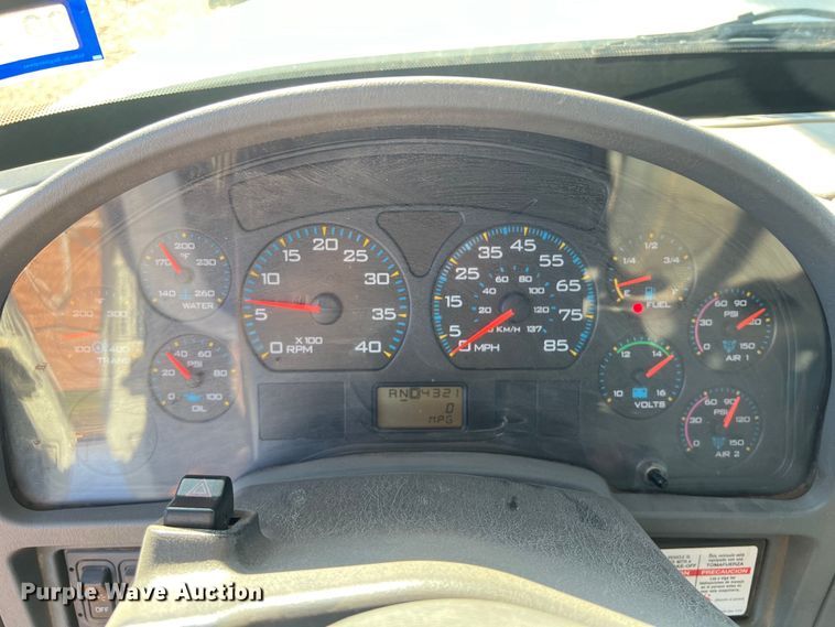 image for item DS3086 2006 International 7400 digger derrick truck