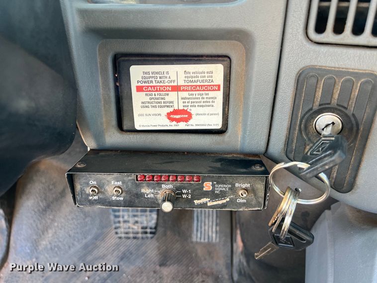 image for item DS3086 2006 International 7400 digger derrick truck