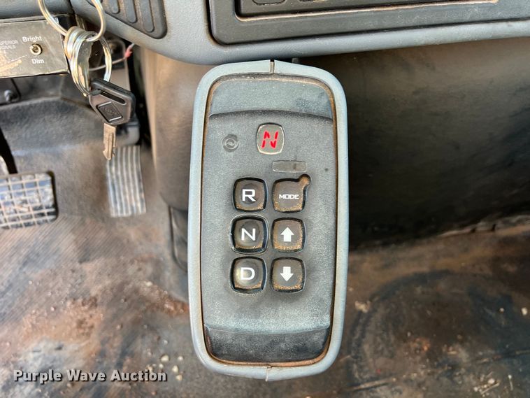 image for item DS3086 2006 International 7400 digger derrick truck